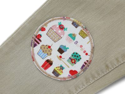 Cupcake Hosenflicken Ø 8 cm auf Kinderhose aufgebügelt, naturfarbener Baumwollcanvas mit bunten Cupcakes, Bügelflicken handmade Berlin Piratenbande