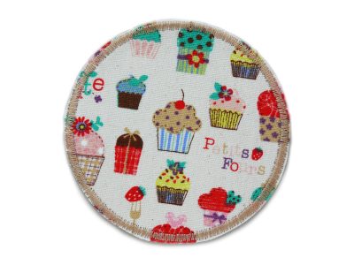 Hosenflicken aus Baumwollstoff zum aufbügeln mit süßen Cupcakes – Cupcake Knieflicken Ø 8 cm aus naturfarbenem Baumwollcanvas mit bunten Cupcakes, Unikat, Kinderhosen reparieren handmade Berlin