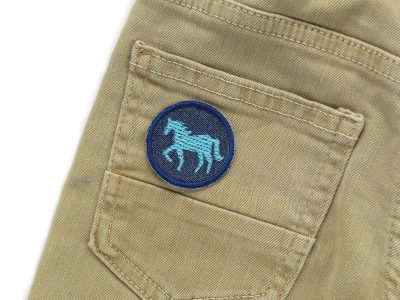 Hellblaue Pferde-Patches auf Gesäßtasche aufgebügelt, dunkelblaue Mini-Jeansflicken Ø 4 cm, Pferde-Aufnäher für Kinder handmade Berlin Piratenbande
