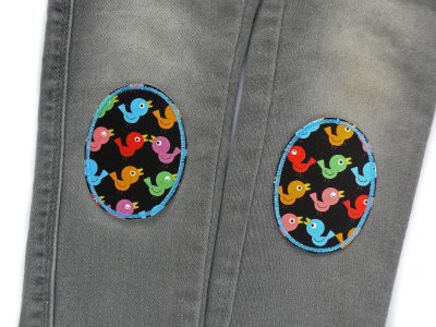 Bunte Vögelchen-Knieflicken auf Kinderhose aufgebügelt, schwarzer Baumwollcanvas 6 x 8 cm mit bunten Vögeln, Bügelflicken für schmalere Hosenbeine Piratenbande Berlin