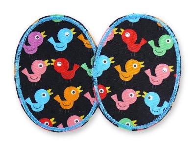 2 Vögelchen-Knieflicken aus schwarzem Baumwollcanvas mit bunten Vögeln Allover-Muster, jeweils 6 x 8 cm, extra schmale Bügelflicken für schmalere Kinderhosen handmade Berlin