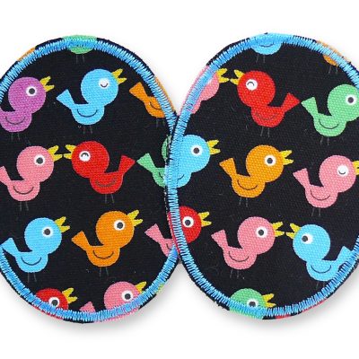 2 Vögelchen-Knieflicken aus schwarzem Baumwollcanvas mit bunten Vögeln Allover-Muster, jeweils 6 x 8 cm, extra schmale Bügelflicken für schmalere Kinderhosen handmade Berlin