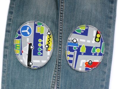 XL Auto-Knieflicken auf Kinderhose aufgebügelt, grauer Baumwollcanvas 10 x 12 cm mit bunten Autos und Straßen Stadtverkehr-Allover, Hosenflicken Kinderhosen reparieren Piratenbande Berlin