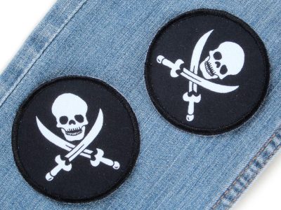 2 Piraten Totenkopf Aufnäher Ø 7 cm auf Kinderhose oder Jeans aufgebügelt, schwarzer Baumwollstoff mit weißen Totenköpfen, Bügelflicken handmade Berlin Piratenbande