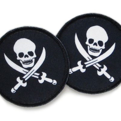 2 Piraten Totenkopf Patches zum aufbügeln, Flicken mit weißen Totenköpfen auf schwarzem Hintergrund für Kinder und Erwachsene