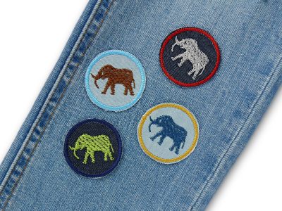 Mini Elefanten-Jeansflicken auf Jeanshose aufgebügelt, blaue Mini-Patches Ø 4 cm mit gestickten Elefanten, Bügelflicken für kleine Löcher handmade Berlin Piratenbande