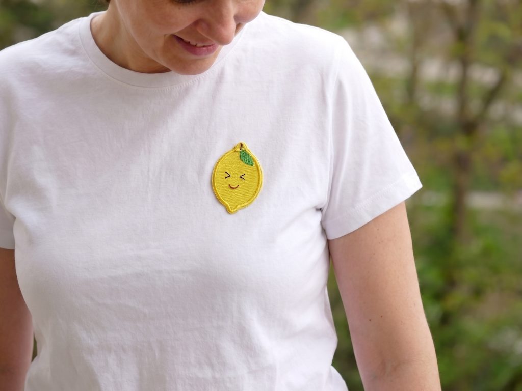 Zitrone Patch 6 x 4 cm auf Shirt aufgebügelt, gelber Baumwollstoff mit gestickter Zitrone als Deko-Aufnäher, Bügelflicken handmade Berlin