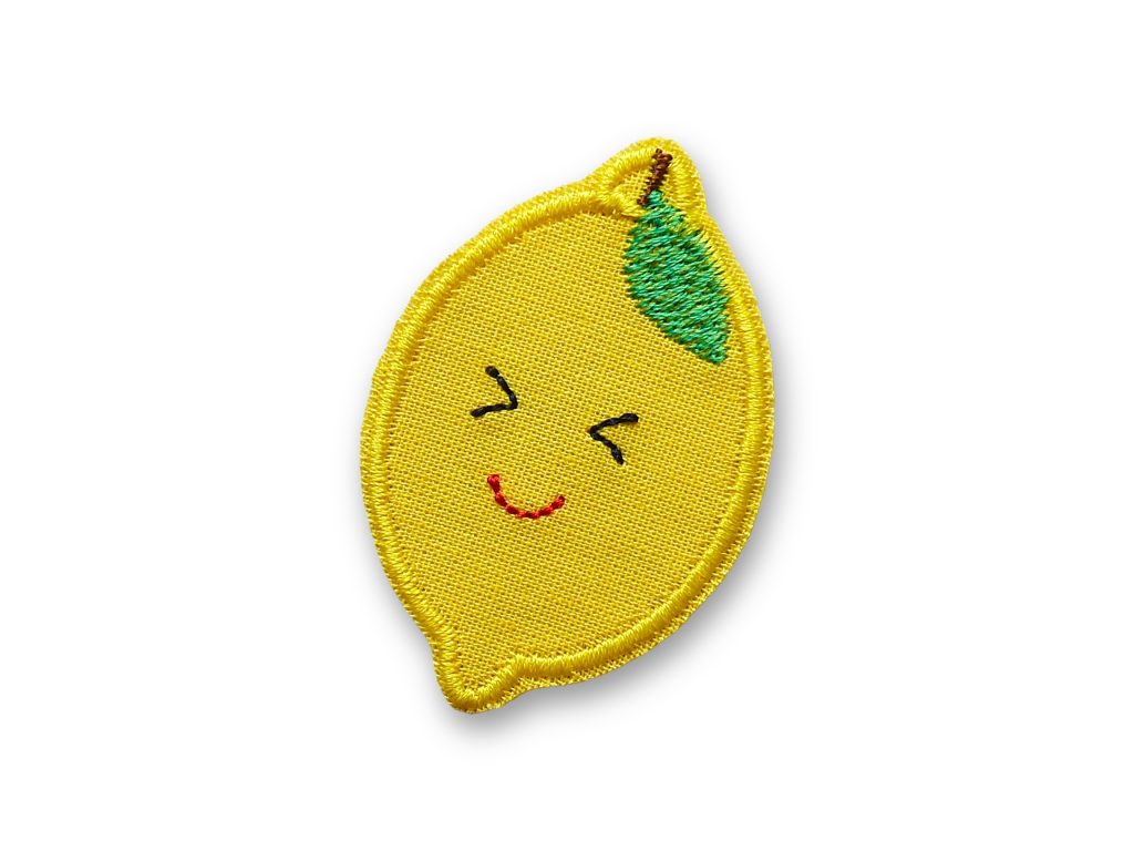 Zitrone Patch gelb 6 x 4 cm aus gelbem Baumwollstoff mit gestickter Zitrone mit Gesicht Augen und Mund, Zitronen-Bügelpatch handmade Berlin