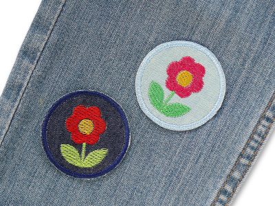 Blume Aufnäher zum aufbügeln, Blume gestickt auf Jeansstoff, 5 cm, 2 Varianten, handmade in Berlin – beide Varianten Ø 5 cm, Blüten-Jeansflicken handmade Berlin Piratenbande