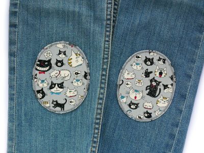 Hunde-und-Katzen-Knieflicken auf Kinderhose aufgebügelt, hellgrauer Baumwollcanvas 8 x 10 cm mit buntem Tier-Muster, Bügelflicken Kinderhosen reparieren Piratenbande Berlin
