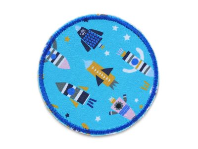 Raketen Hosenflicken zum aufbügeln, Bügelflicken mit kleinen Raketen auf hellblau für Kinder – Rakete Hosenflicken Ø 8 cm hellblauer Baumwollstoff mit bunten Raketen-Allover, Knieflicken handmade Berlin