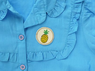 Ananas Bügelflicken Ø 4 cm auf Kleidung, naturfarbener Jeans mit gestickter Ananas, Mini-Patches handmade Berlin Piratenbande