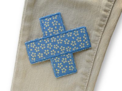 Hosenpflaster Flicken zum aufbügeln in blau-grau mit Blüten im japanischen Stil, Blumen Bügeflicken als Pflaster – Blüten Hosenpflaster graublau 9 x 9 cm, Kinderhosen reparieren handmade Berlin Piratenbande