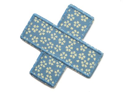 Hosenpflaster Flicken zum aufbügeln in blau-grau mit zarten Blüten, Blumen Bügeflicken als Pflaster – Blüten Hosenpflaster graublau 9 x 9 cm aus grauem Baumwollstoff mit japanischen Blüten, Kinderhosen reparieren handmade Berlin