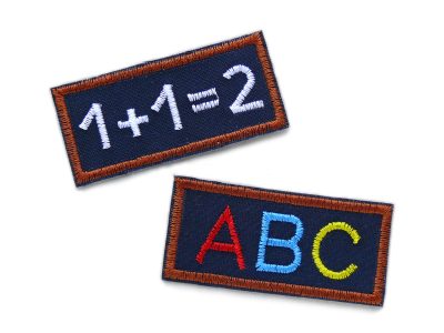 Zwei gestickte Einschulungs-Patches aus dunkelblauem Baumwollstoff – Variante „ABC" und „1+1" – je 6,5 x 3 cm, Aufnäher zum Aufbügeln zur Einschulung, handmade Berlin