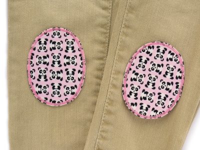 Pandabär-Knieflicken auf Kinderhose aufgebügelt, rosa Baumwollstoff 6 x 8 cm mit schwarz-weißen Pandas, Bügelflicken Kinderhosen reparieren Piratenbande Berlin