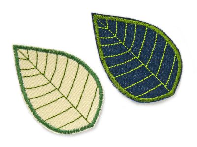 Blatt Jeansflicken Patch in 2 Farbvarianten: heller Jeansstoff und dunkelblauer Jeansstoff, jeweils mit grüner Blatt-Stickerei, 8 x 5 cm, Aufnäher zum Aufbügeln handmade Berlin