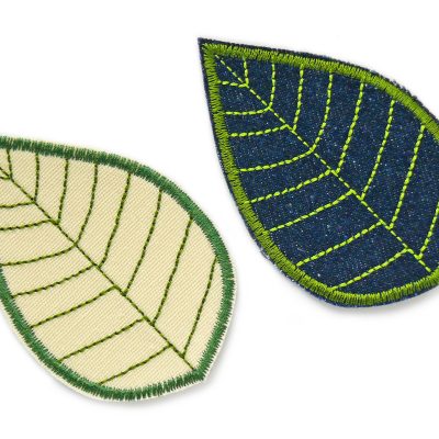Blatt Jeansflicken Patch in 2 Farbvarianten: heller Jeansstoff und dunkelblauer Jeansstoff, jeweils mit grüner Blatt-Stickerei, 8 x 5 cm, Aufnäher zum Aufbügeln handmade Berlin