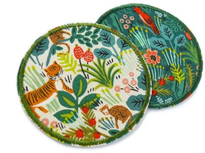 Nahaufnahme Dschungel-Bügelflicken aus Baumwollstoff, Ø 8 cm, bunte Affen Papageien Tiger und exotische Blumen Allover, Hosenflicken Unikat handmade Berlin Piratenbande
