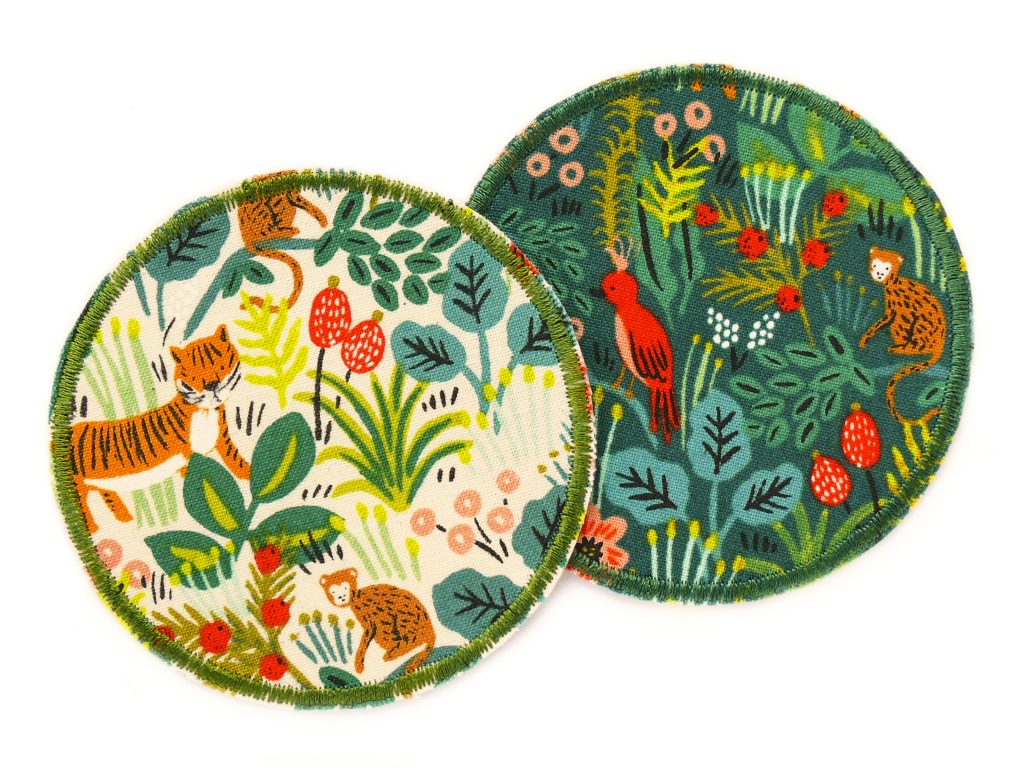 Dschungel-Hosenflicken aus Baumwollstoff in 2 Farben: heller und hellgrüner Untergrund mit bunten Dschungeltieren und Pflanzen – Affen Papageien Tiger – Ø 8 cm, Bügelflicken handmade Berlin