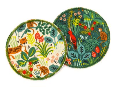 Dschungel-Hosenflicken aus Baumwollstoff in 2 Farben: heller und hellgrüner Untergrund mit bunten Dschungeltieren und Pflanzen – Affen Papageien Tiger – Ø 8 cm, Bügelflicken handmade Berlin