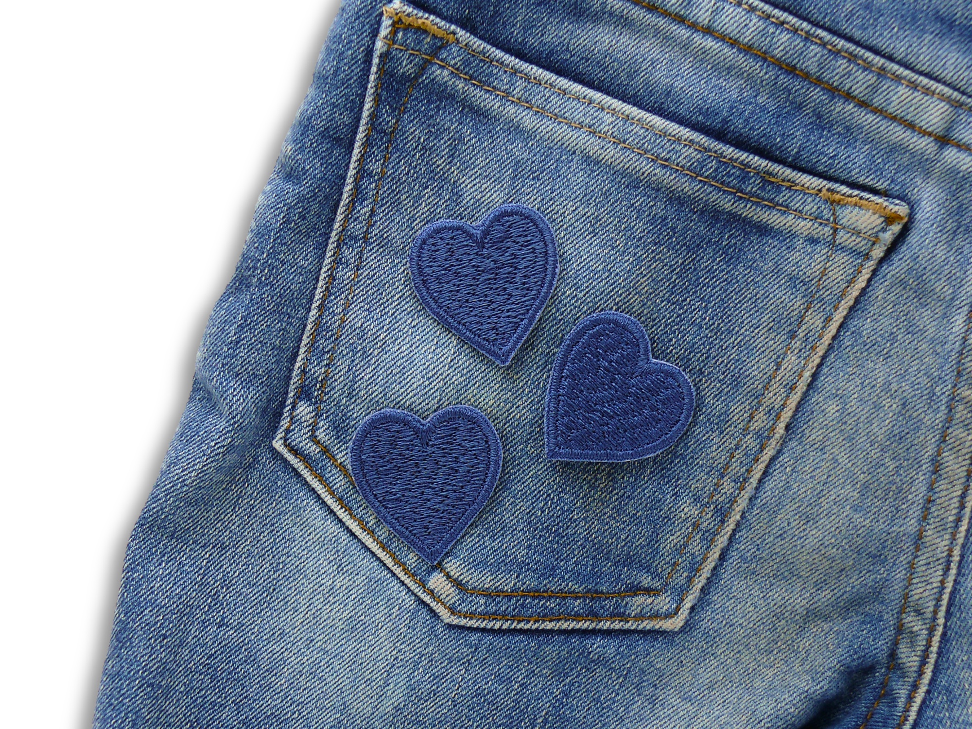 Mini Herz Patch blau 3 x 3 cm aus blauem Baumwollstoff, gesticktes Herz Mini-Bügelflicken handmade Berlin Piratenbande