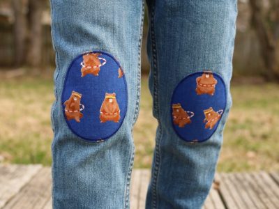 Hula-Hoop-Bären-Knieflicken auf Kinderhose aufgebügelt, blauer Baumwollcanvas 8 x 10 cm mit braunen Bären-Motiven, Bügelflicken für Kinderhosen, handmade Berlin