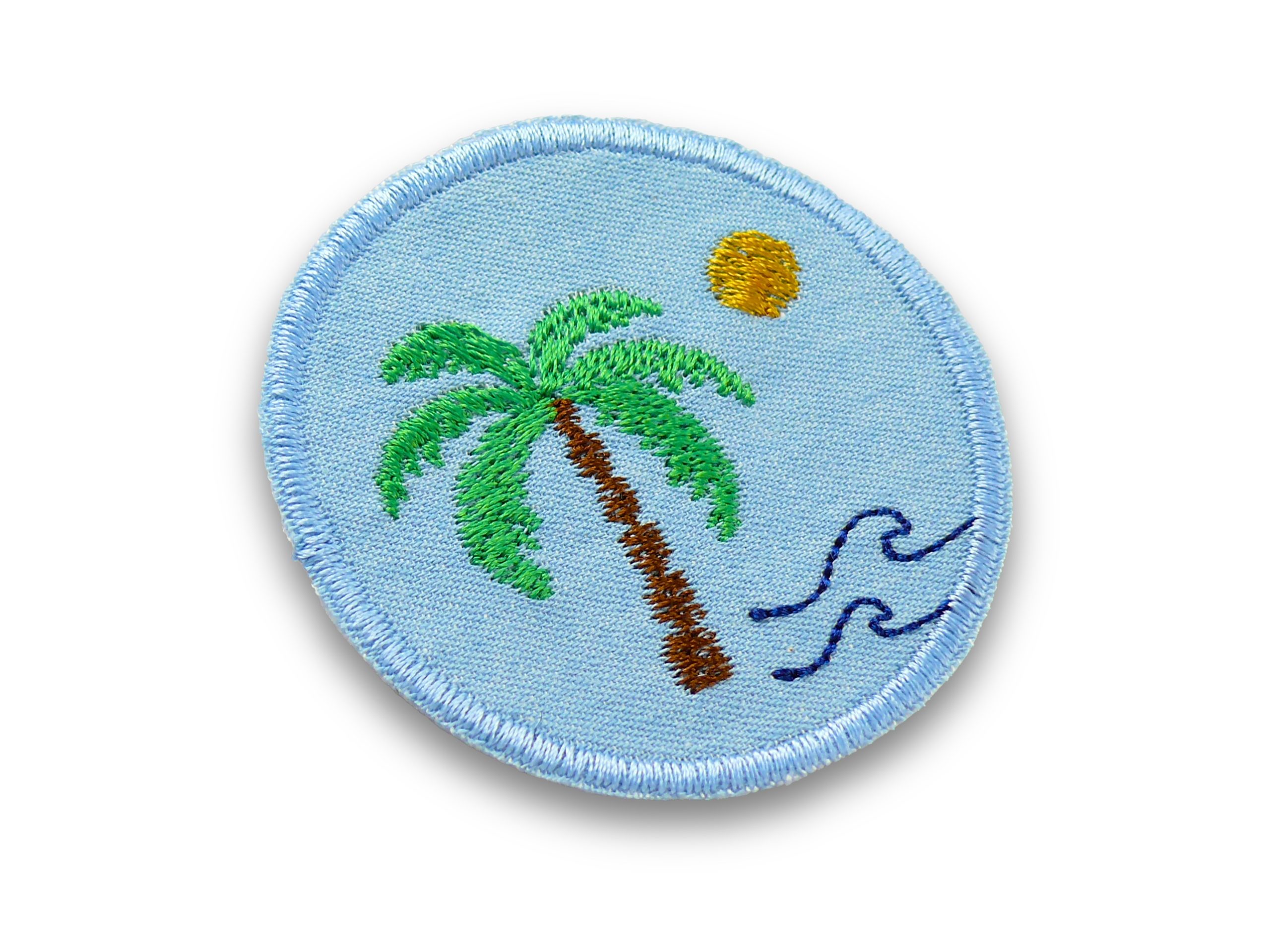 Nahaufnahme Palmen-Patch Ø 6 cm, hellblauer Jeansstoff mit braun-grüner Palme gelber Sonne und dunkelblauen Wellen, Bügelflicken handmade Berlin Piratenbande