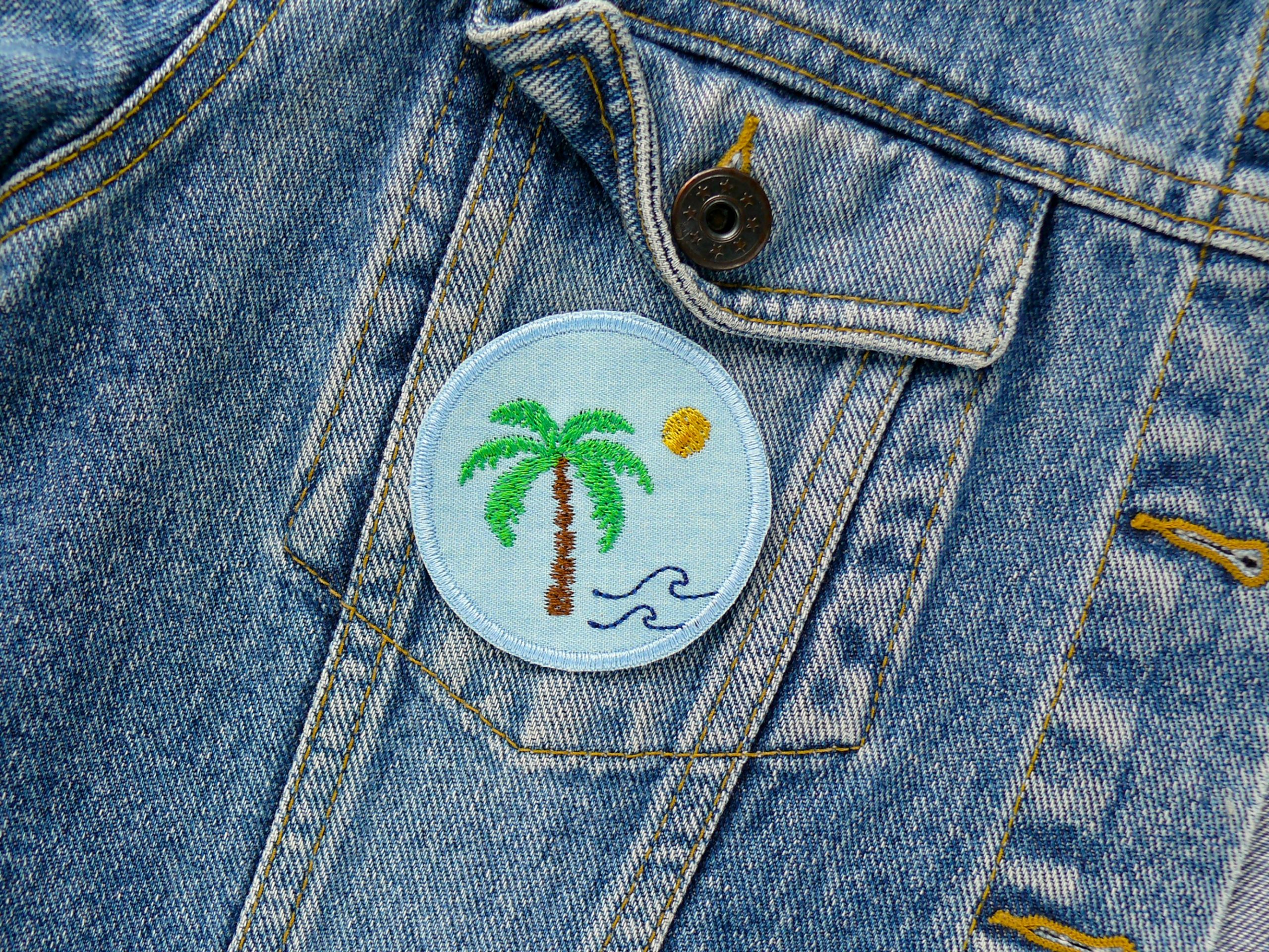 Palme und Meer Patch Ø 6 cm auf Jeansjacke aufgebügelt, hellblauer Jeans mit Palmen-Motiv Sonnenuntergang, Palmen-Aufnäher handmade Berlin