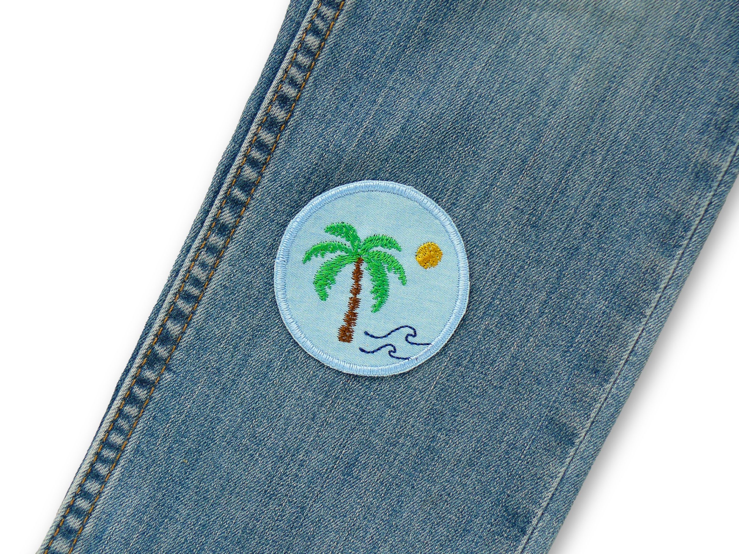 Patch Palme und Meer Ø 6 cm auf Jeanshose aufgebügelt, hellblauer Jeans mit gestickter Palme Sonne Meer, Bügelflicken handmade Berlin