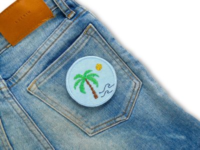 Palmen-Bügelpatch Ø 6 cm auf Gesäßtasche aufgebügelt, hellblauer Jeansstoff mit Palme und Meereswellen, Deko-Aufnäher handmade Berlin Piratenbande