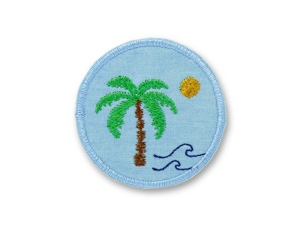 Patch Palme und Meer Ø 6 cm aus hellblauem Jeansstoff mit gestickter Palme Sonnenuntergang und Meereswellen, Palmen-Bügelpatch Fernweh handmade Berlin