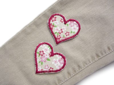 Herz Kirschblüten Bügelflicken flieder-rosa-weiß-rot auf Jeans aufgebügelt, 5,5 x 5 cm, herzförmige Hosenflicken Kinderhosen reparieren Piratenbande Berlin
