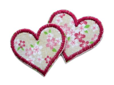 2 Herz Applikationen Kirschblüten aus Baumwollstoff mit Kirschblüten Allover, jeweils 5,5 x 5 cm, herzförmige Bügelflicken handmade Berlin