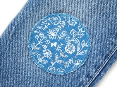 Blümchen Hosenflicken blau Canvas Ø 7 cm auf Jeans oder Kinderhose aufgebügelt, blaues Baumwollcanvas mit weißen Blüten, Knieflicken handmade Berlin Piratenbande