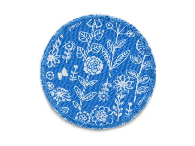 Hosenflicken zum aufbügeln aus Canvas mit kleinen Blumen auf blau – Blümchen Knieflicken Ø 7 cm aus blauem Baumwollcanvas mit weißen Blüten, Bügelflicken Kinderhosen reparieren handmade Berlin
