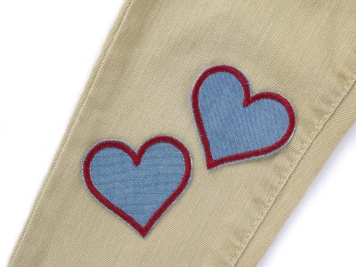 Herz Jeansflicken mittelblau dunkelrot auf Kinderhose aufgebügelt, 5,5 x 5 cm, herzförmige Hosenflicken Kinderhosen reparieren Piratenbande Berlin