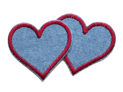 kleine Herz Flicken zum aufbügeln aus mittelblauem Jeansstoff mit Garnumrandung in rot – 2 herzförmige Bügelflicken 5,5 x 5 cm, Herz-Jeansflicken handmade Berlin