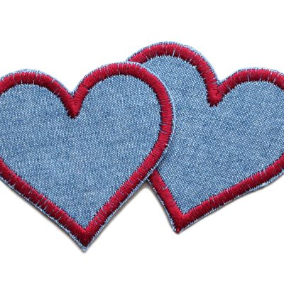 kleine Herz Flicken zum aufbügeln aus mittelblauem Jeansstoff mit Garnumrandung in rot