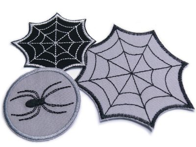 Nahaufnahme Halloween-Patch-Set: Spinne Ø 5,5 cm und Spinnennetz schwarz 6 x 6 cm und grau 9 x 9 cm, Gothic-Bügelflicken 3er Set handmade Berlin Piratenbande