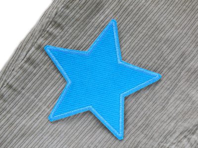 Türkiser Stern-Cordflicken auf Cordhose aufgebügelt, Baumwollcord 10 x 10 cm, Cord-Bügelflicken Hosenflicken Kinderhosen reparieren Piratenbande Berlin