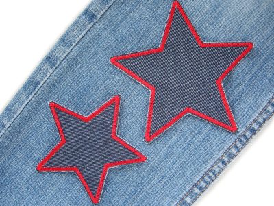 Dunkelblauer Stern-Jeansflicken mit roter Umrandung auf Jeanshose aufgebügelt, 7,5 cm oder 10 cm, Hosenflicken Kinderhosen reparieren Piratenbande Berlin