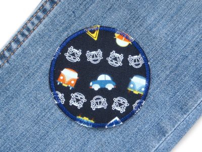 Auto Hosenflicken dunkelblau Ø 7 cm auf Kinderhose aufgebügelt, Baumwollstoff mit bunten Oldtimern und Bussen, Bügelflicken Knieflicken handmade Berlin Piratenbande