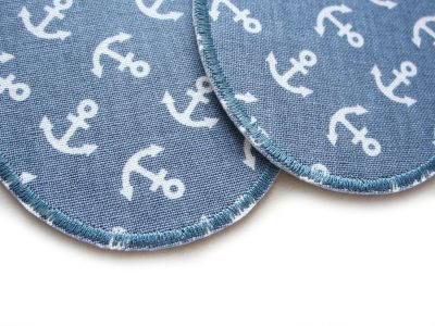 Nahaufnahme Anker-Knieflicken aus blaugrauem Baumwollcanvas, 8 x 10 cm, weiße Anker maritimes Allover-Muster, Hosenflicken Bügelflicken handmade Berlin Piratenbande