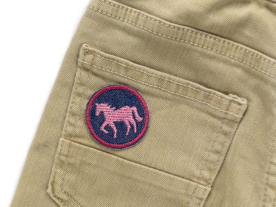 Nahaufnahme gesticktes rosa Pferd auf dunkelblauem Jeansstoff, Ø 4 cm, Mini-Pferde-Jeansflicken 2er Set handmade Berlin Piratenbande
