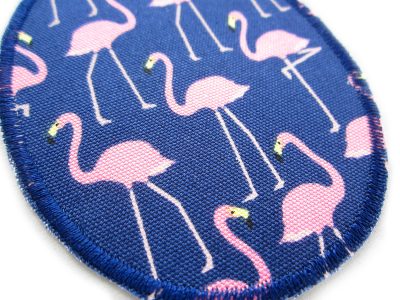 Nahaufnahme Flamingo-Bügelflicken dunkelblau, Baumwollcanvas 8 x 10 cm mit rosa Flamingos, Knieflicken Kinderhosen reparieren handmade Berlin Piratenbande