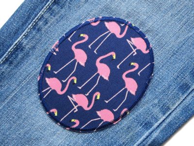 Flamingo-Bügelflicken dunkelblau auf Kinderhose aufgebügelt, Baumwollcanvas 8 x 10 cm mit rosa stolzierenden Flamingos, Knieflicken Kinderhosen reparieren handmade Berlin Piratenbande