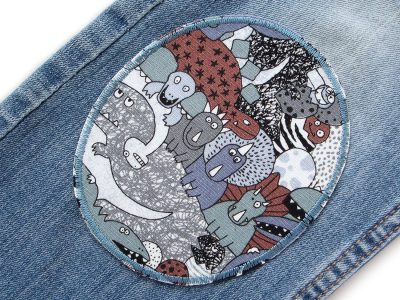 Dinosaurier-Knieflicken grau auf Kinderhose aufgebügelt, grauer Baumwollcanvas 10 x 12 cm mit Dinos in Grau Braun Blau, XL Bügelflicken Kinderhosen reparieren Piratenbande Berlin