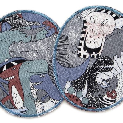 2 XL Dinosaurier-Knieflicken aus grauem Baumwollcanvas mit verschiedenen Dinos in Grau Braun und Blau, jeweils 10 x 12 cm, ovale Bügelflicken für Kinderhosen handmade Berlin