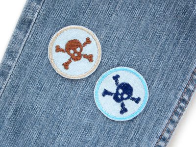 Mini Totenkopf Patches mehrere Farbvarianten nebeneinander, Ø 4 cm Jeansstoff mit gestickten Totenköpfen, Piraten-Bügelflicken handmade Berlin Piratenbande